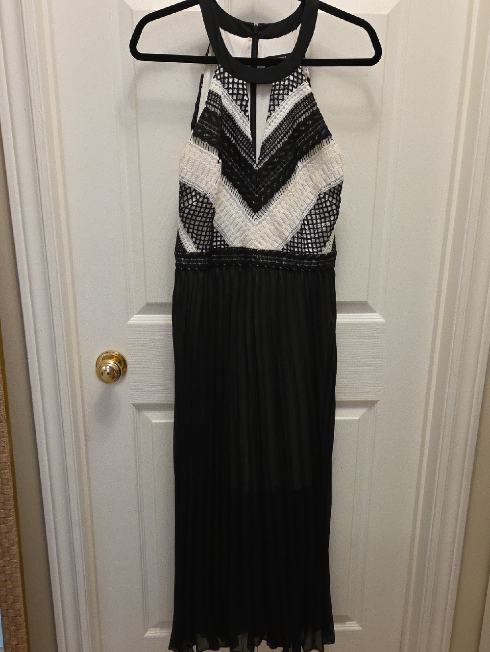 Guess Gown.  Crocheted "V" Top, slimming Effect, Pleated Bottom.  Women's 8